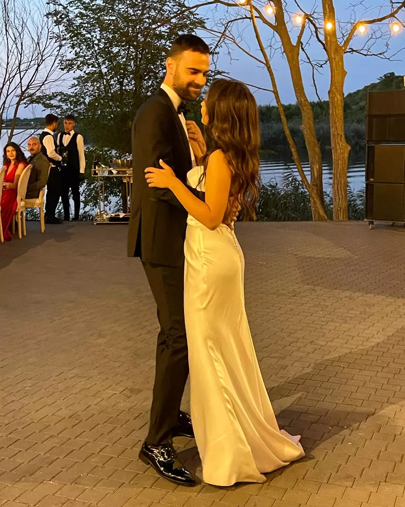 actorul-din-clanul-denis-hanganu-s-a-casatorit-cat-de-frumoasa-eeste-mireasa-lui-cea-mai-romantica-nunta_5
