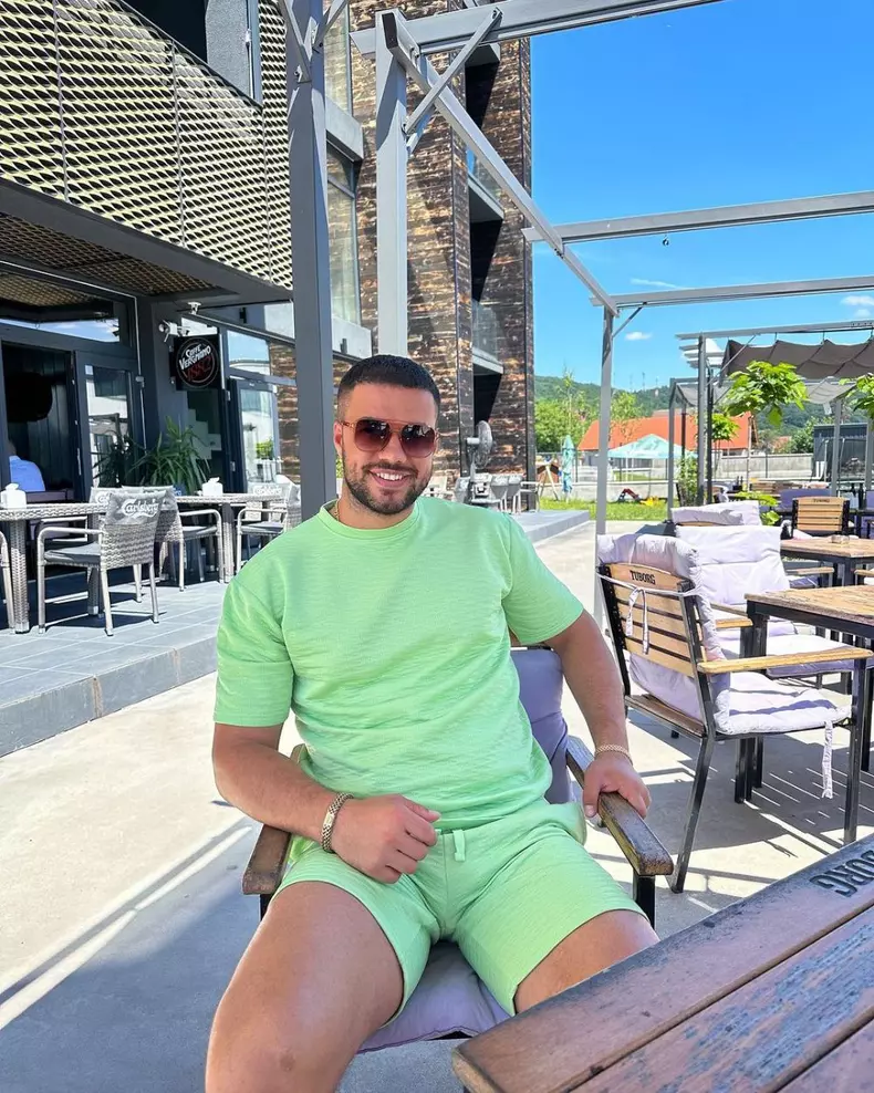 culita-sterp-a-fost-oprit-pe-drum-de-un-grup-de-elevi-reactia-profesorului-cand-artistul-a-vrut-sa-le_8