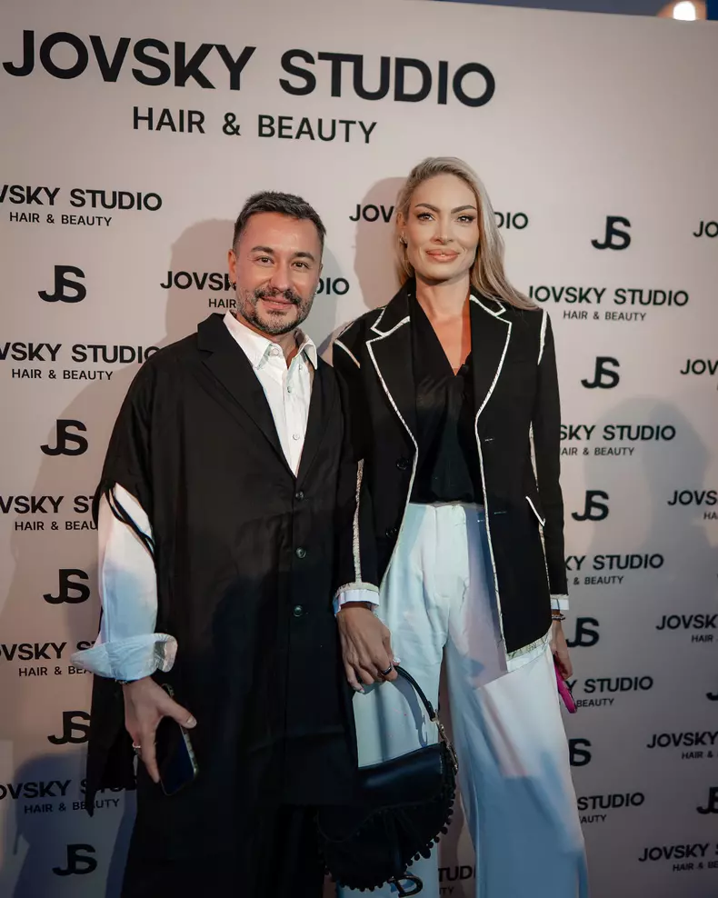 Adrian Perjovschi si Valentina Pelinel ok