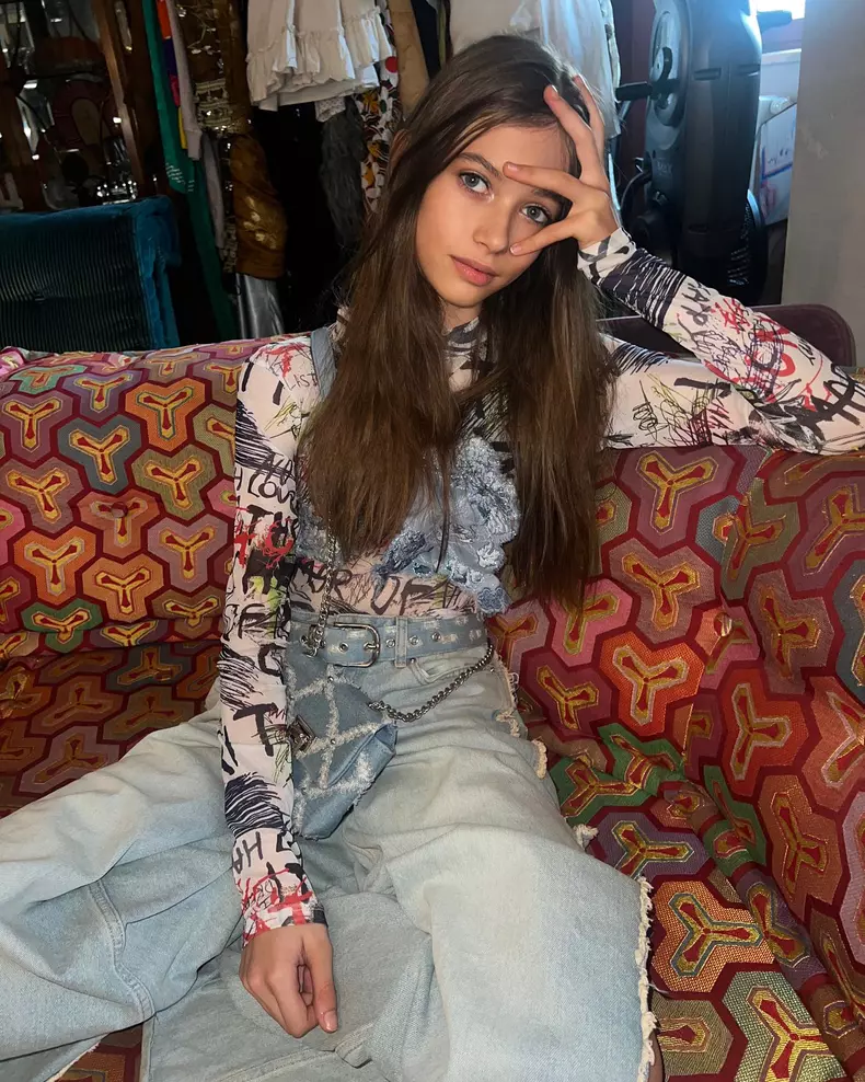 1810498_1810498_mikaela-albu-2-1