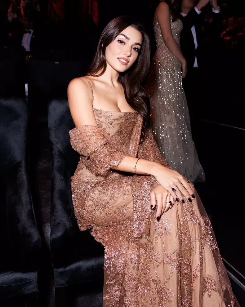 Hande Erçel, apariție strălucitoare la un show de modă de lux în Arabia Saudită (8)
