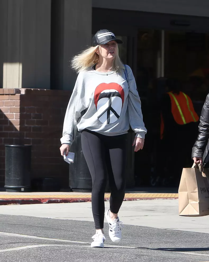 EXCLUSIVE: Heather Locklear joins a friend shopping at Pavillions grocery store in Westlake