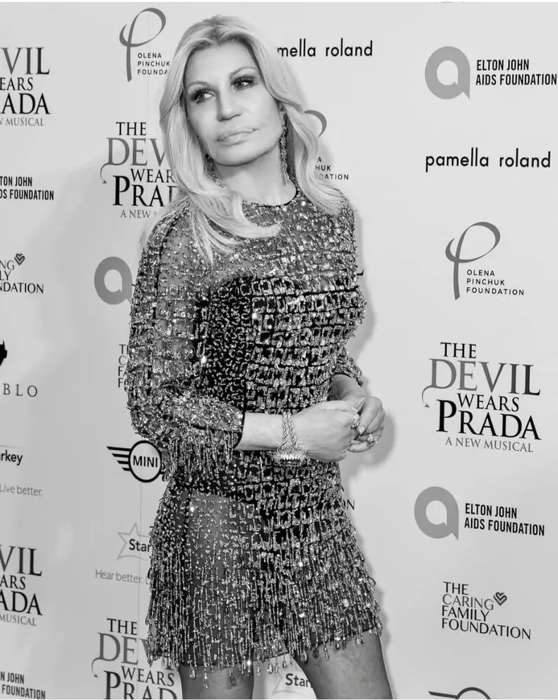 Donatella-Versace-look-nou-6