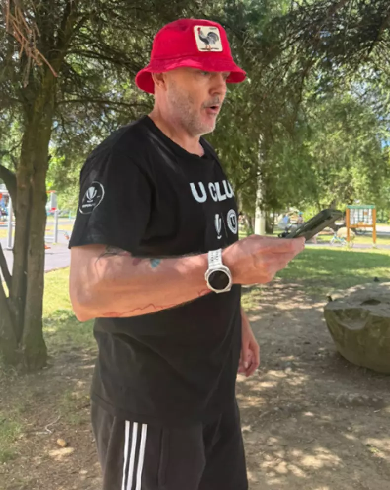 femeie-batuta-parc-3