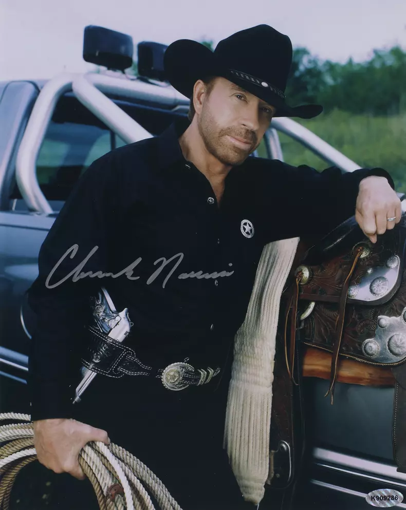Fotografie ilustrându-l pe Chuck Norris, cu semnătura olografă, însoțită de certificatul de autenticitate