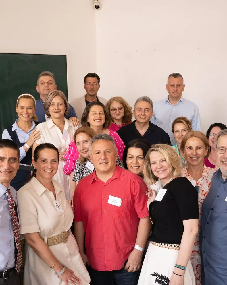 35 de ani. De la terminarea acestui liceu de poveste! O bucurie sa imi revad colegii! Revin cu poze mai poze-) Deocamdată ce am gasit prin telefon❣️ @liceullazar (10)