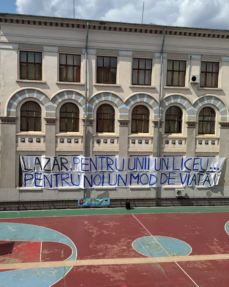 35 de ani. De la terminarea acestui liceu de poveste! O bucurie sa imi revad colegii! Revin cu poze mai poze-) Deocamdată ce am gasit prin telefon❣️ @liceullazar (2)