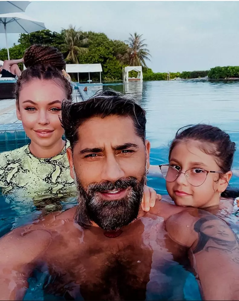 Connect-R-Misha-Maya