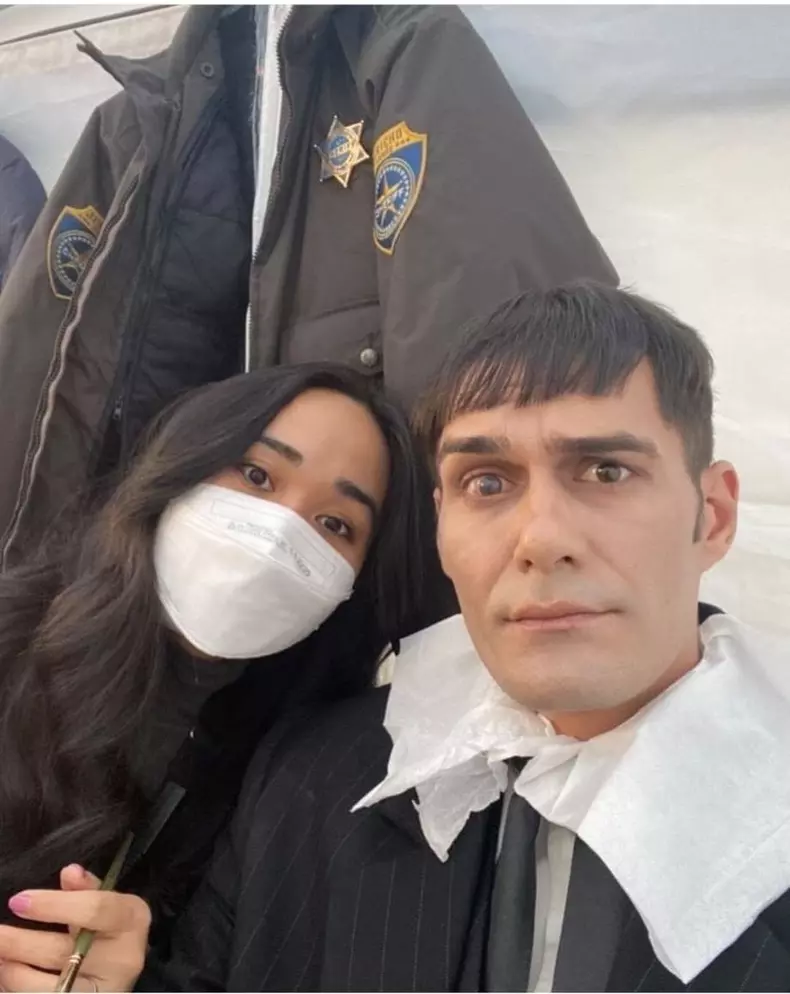 cine-sunt-actorii-care-joaca-in-serialul-wednesday-netflix-7