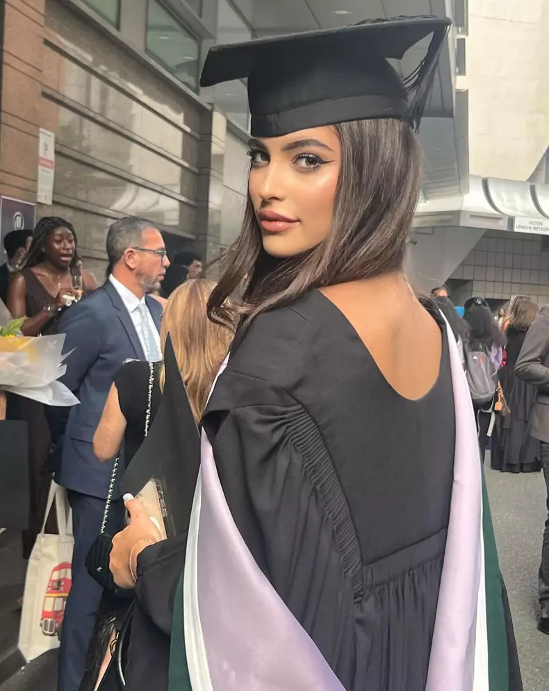 2. Eva, fiica Andreei Berecleanu, a absolvit facultatea