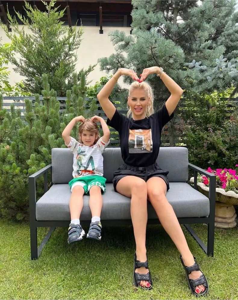 Andreea-Banica-si-a-pierdut-fiul.2