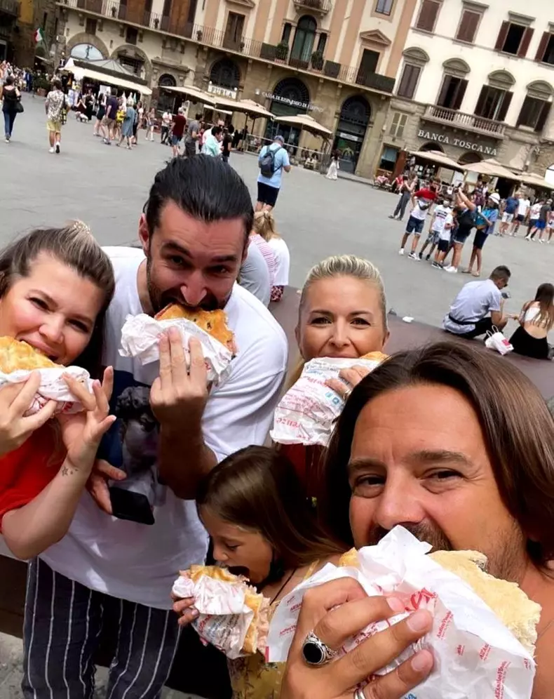În vacanță la Florența! Smiley și Mihai Petre și-au dus jumătățile în vacanță în Italia. Cozi la mâncare ca pe vremuri (3)
