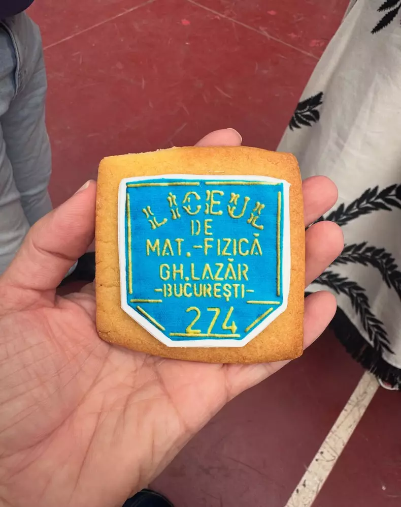 35 de ani. De la terminarea acestui liceu de poveste! O bucurie sa imi revad colegii! Revin cu poze mai poze-) Deocamdată ce am gasit prin telefon❣️ @liceullazar (7)