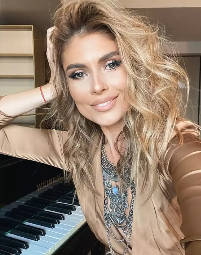 vedeta sanziana negru