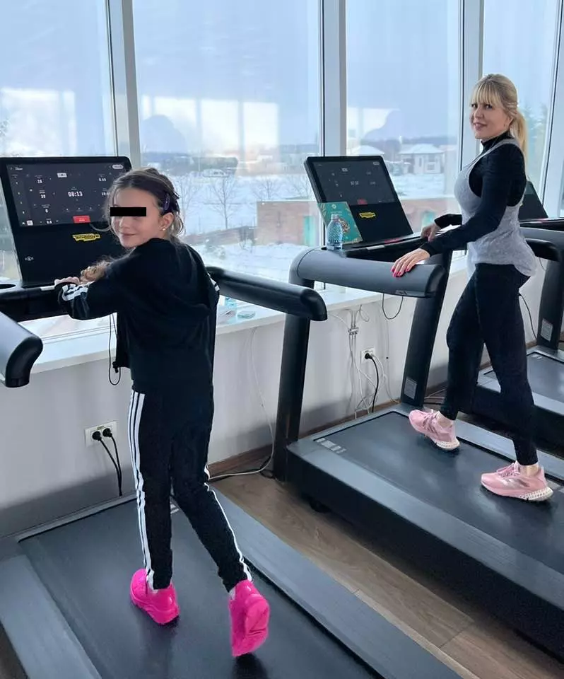 Elena Udrea la sala de fitness alături de fiica ei