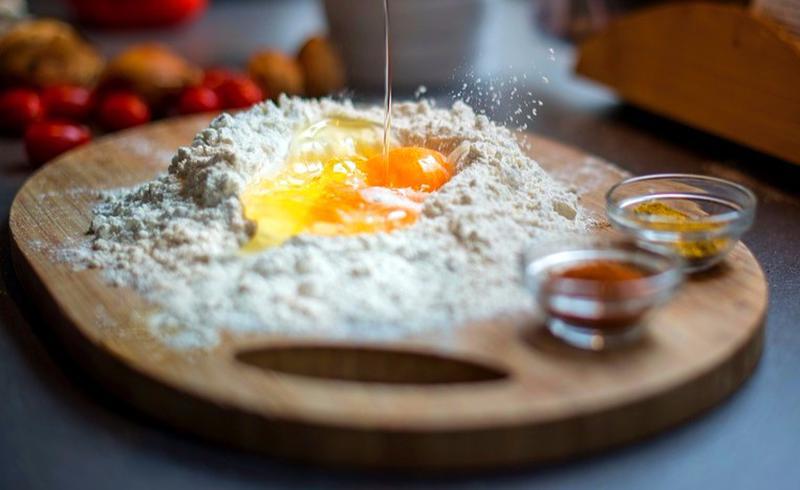 Faina si sarea se amesteca se face un gol la mijloc si se toarna laptele cu drojdia untul moale si