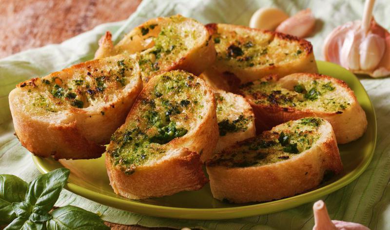 unt de usturoi pe paine prajita