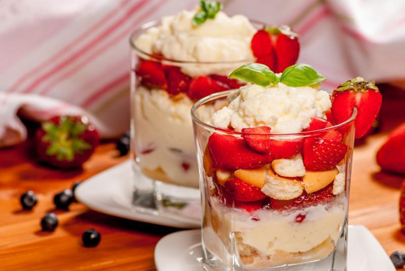 TRIFLE CU CĂPȘUNI PORTII