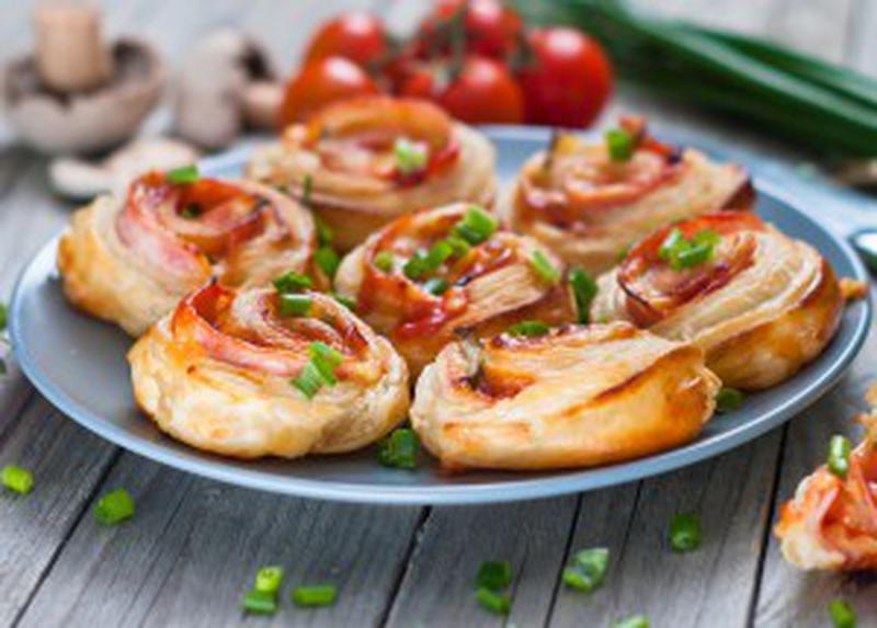 rulouri-din-aluat-cu-sunca-si-cascaval