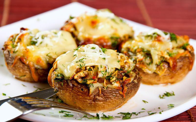 Ciuperci umplute cu brânză