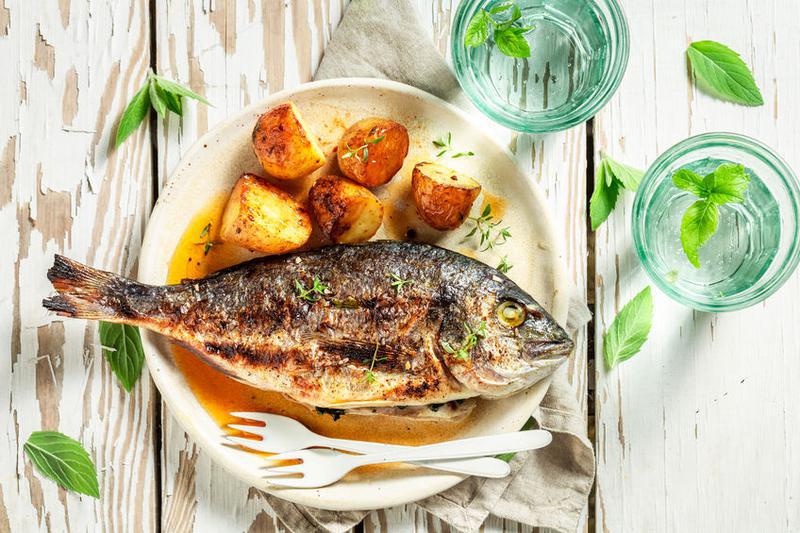 Pește la cuptor cu cartofi și ierburi aromate