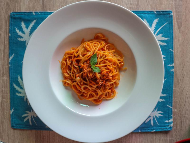 Spaghete cu ton și sos tomat