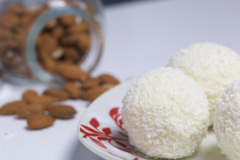 Bomboane Raffaello cu cocos - rețetă făcută în casă