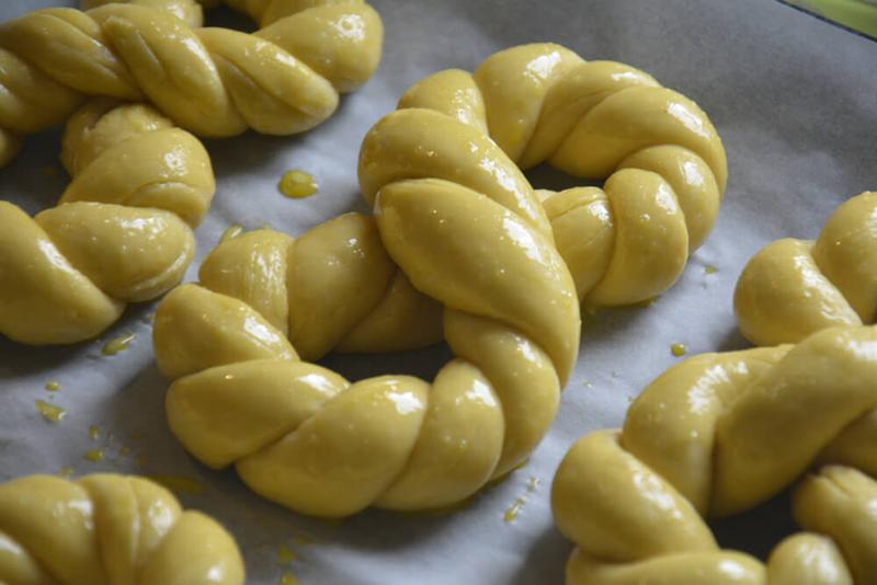 Mucenici din aluat în forma cifrei 8