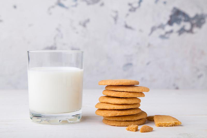 Fursecuri rapide servite lângă un pahar cu lapte