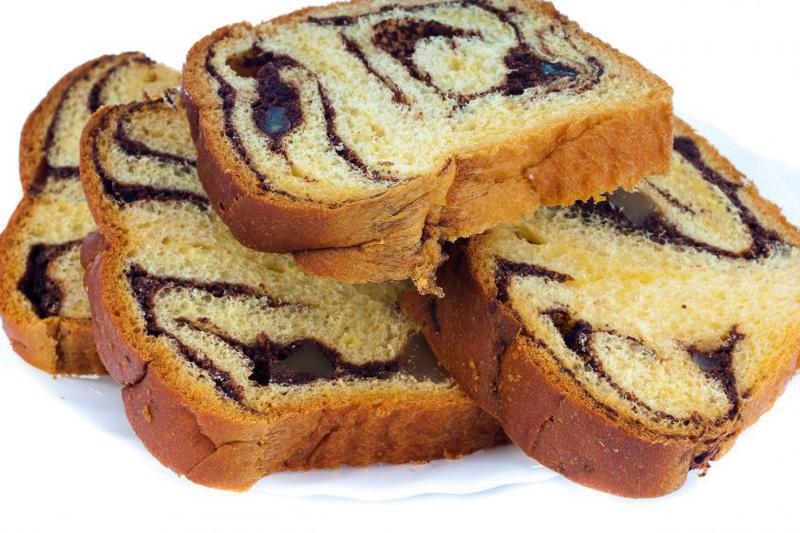 Felii de cozonac fără frămânare pe fundal alb