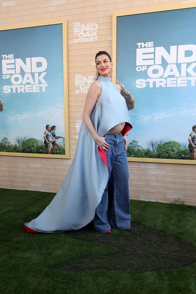 Anne Hathaway însărcinată la premiera „The End of Oak Street”