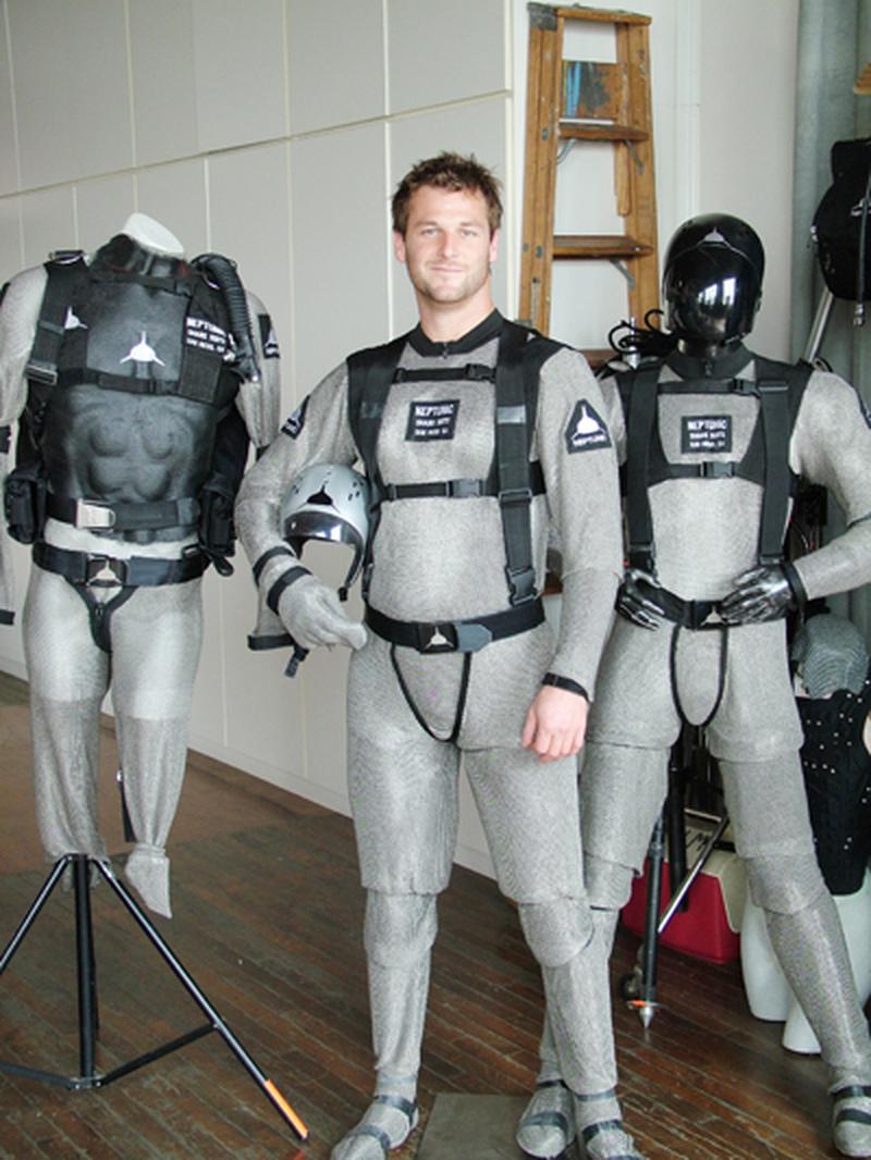 Dave Salmoni s-a aventurat în lumea adâncurilor, pentru a studia şi filma comportamentul rechinilor.