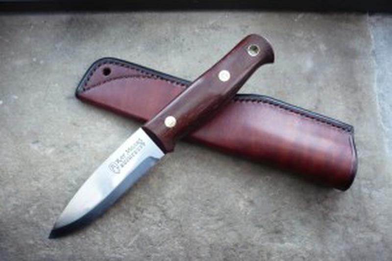 Ray MEars are propria marca de cuţite de vânătoare