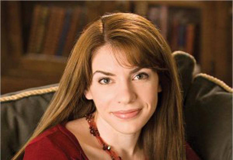 Stephenie Meyer (36 de ani) a vândut peste 100 de milioane de exemplare ale cărţilor din seria „Amurg”, acestea fiind traduse în 37 de limbi.