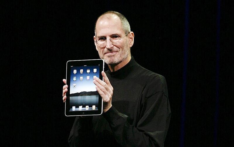 Steve Jobs a prezentat lumii tableta iPad la începutul acestui an.