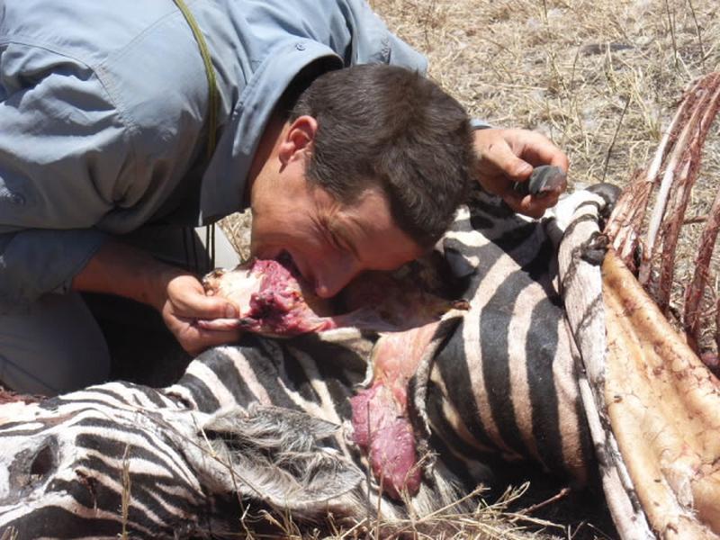 Inutil să vă mai explicăm ce face Bear Gryll aici, aşa-i?