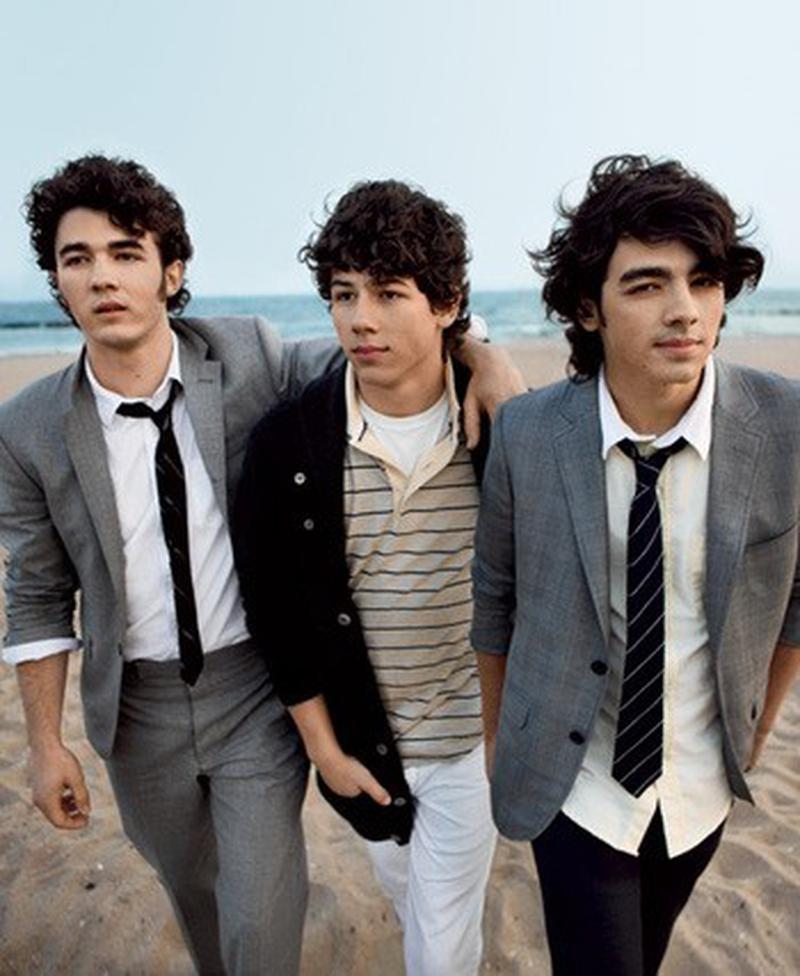 Jonas Brothers – Joe (21 de ani), Kevin (22 de ani) şi Nick (17 ani) – promovează abstinenţa sexuală înainte de căsătorie în rândurile adolescenţilor americani.