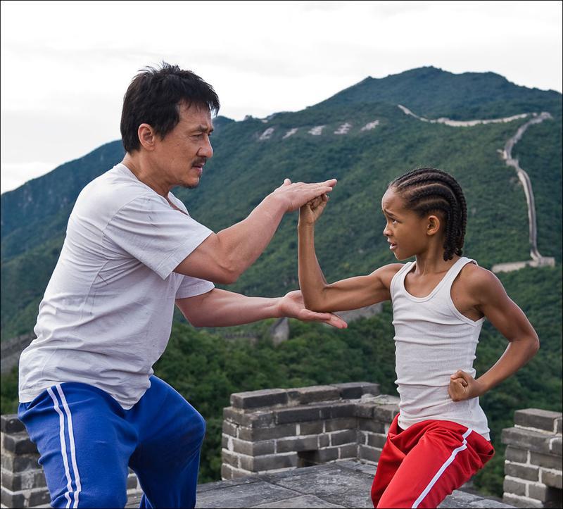 MAI LA STÂNGA, MAI LA DREAPTA. Cu ajutorul domnului Han (Jackie Chan), tânărul Dre (Jaden Smith) învaţă să fie mai flexibil ca Van Damme.