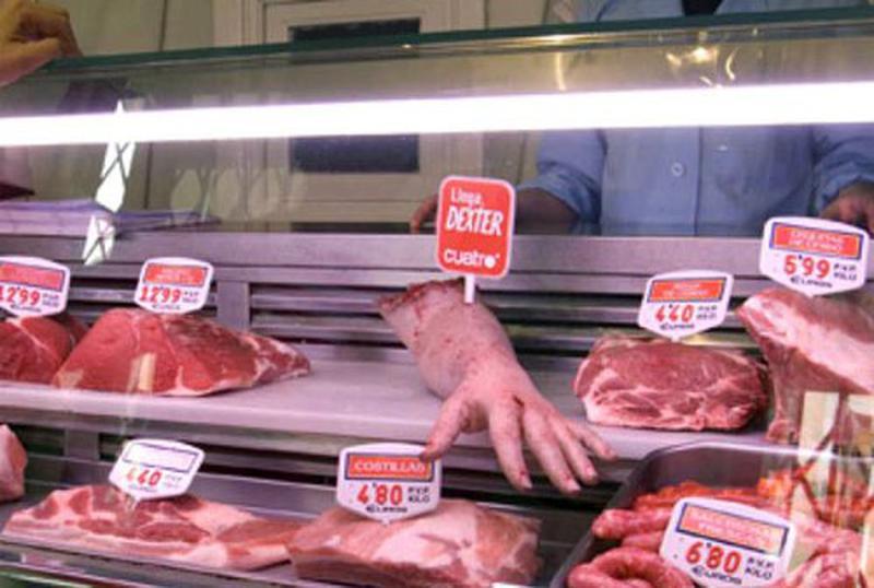 LA MĂCELAR. Madrilenii au fost cu siguranţă şocaţi de campania publicitară riscantă pusă în scenă în oraşul lor, în 2008: membre de om la vânzare în măcelării.