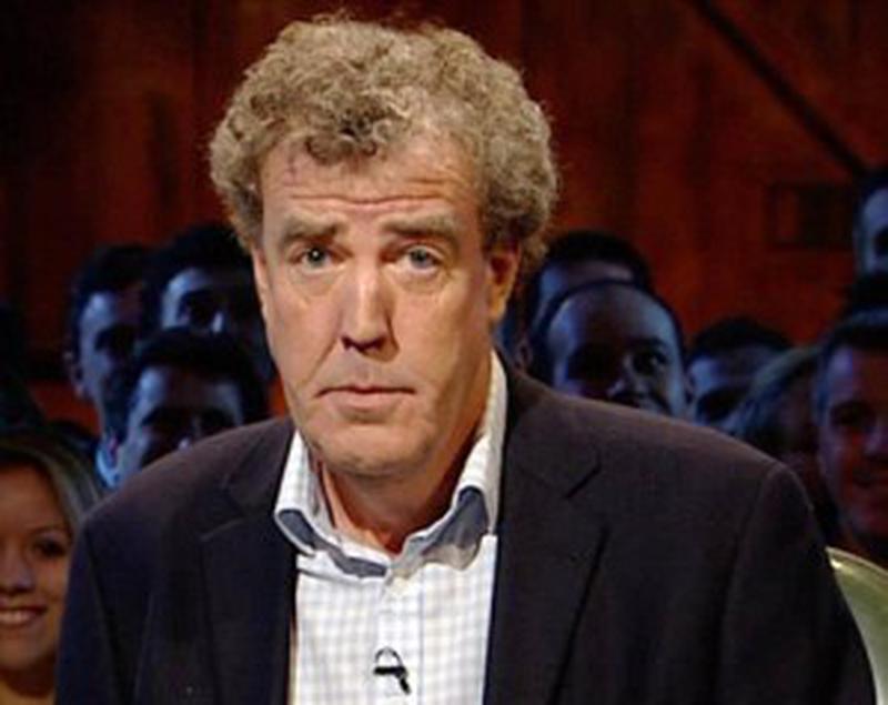 Jeremy Clarkson (50 de ani) a iscat nenumărate controverse prin comentariile sale şi a reuşit să atragă antipatia producătorilor de maşini.