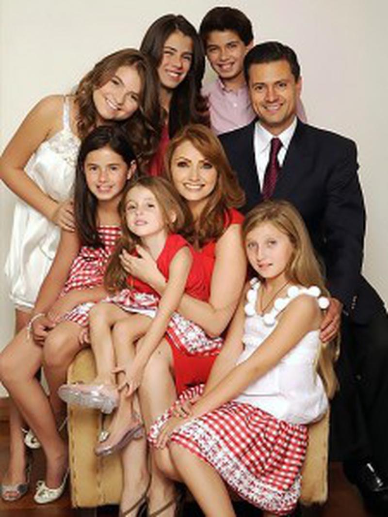 Atât Angelica cât şi Enrique au câte trei copii din mariajele anterioare.