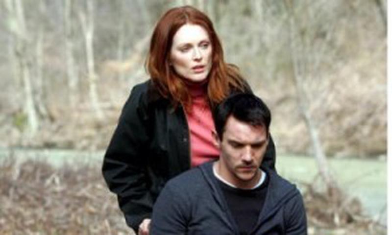 Julianne Moore şi Jonathan Rhys-Meyers