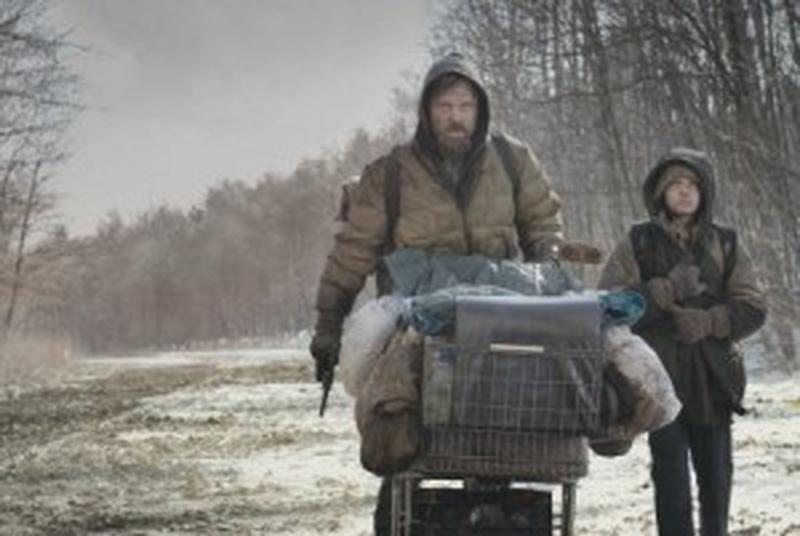 Kodi Smit-McPhee şi Viggo Mortensen