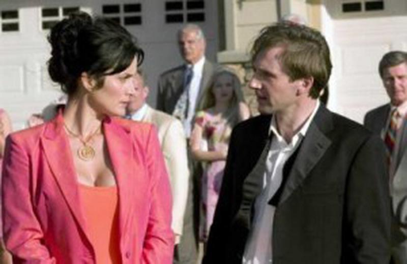 Carrie-Anne Moss şi Ralph Fiennes