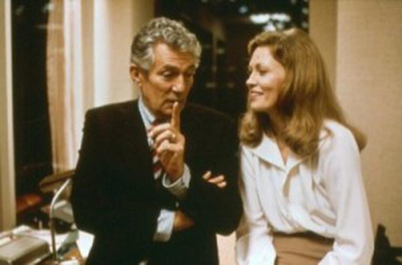 Peter Finch şi Faye Dunaway