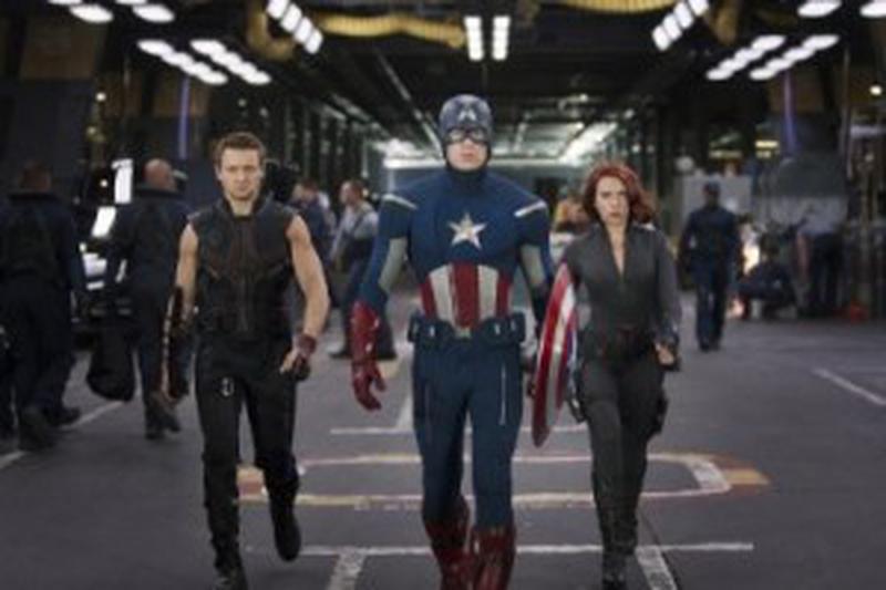 Jeremy Renner, Chris Evans şi Scarlett Johansson