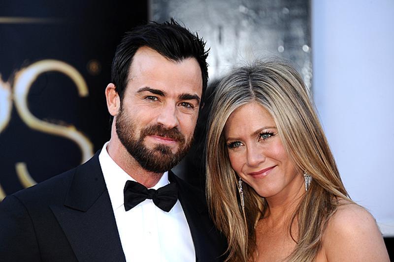 Jennifer Aniston şi-a amânat iar nunta cu Theroux