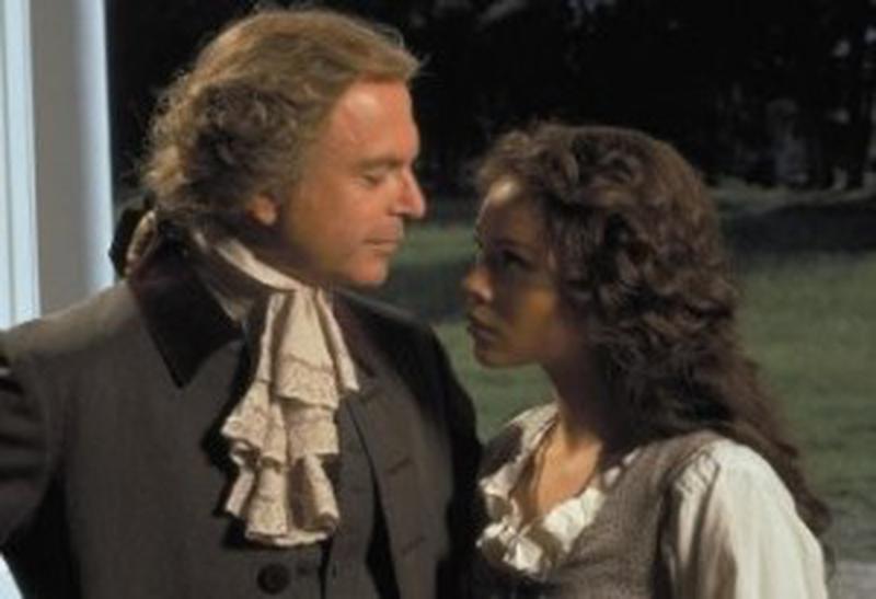 Sam Neill si Carmen Ejogo