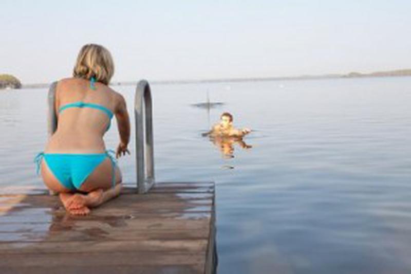 Noaptea rechinilor - Sara Paxton şi Dustin Milligan