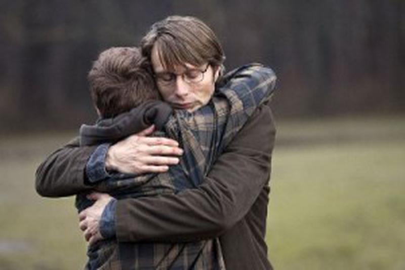 Vânătoarea - Lasse Fogelstrom şi Mads Mikkelsen